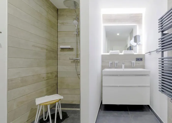 아파트 Luettstuv - Stilvolle In Historischer Seefahrtschule Mit Ostseeflair *